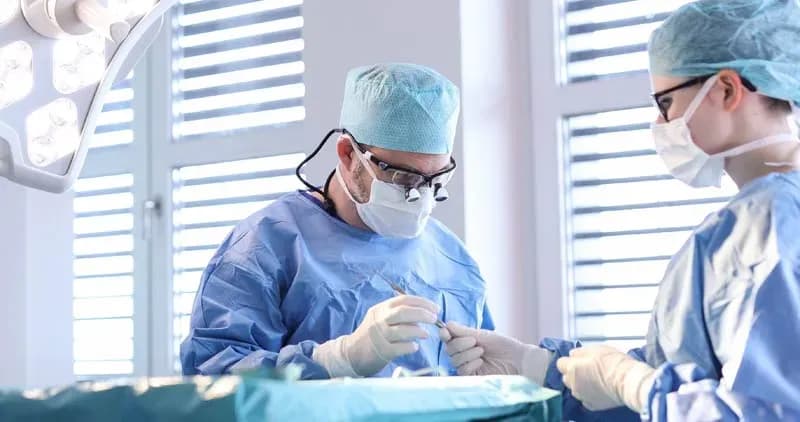 Feste Zähne für Senioren in Hamburg - Ohne lange Wartezeit