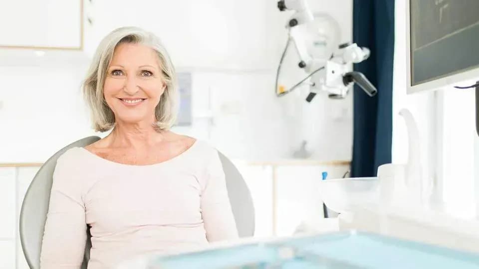 Implantologe für feste dritte Zähne in Hamburg Nord